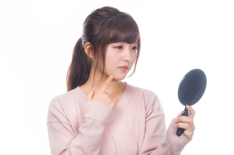 鏡を見る女性