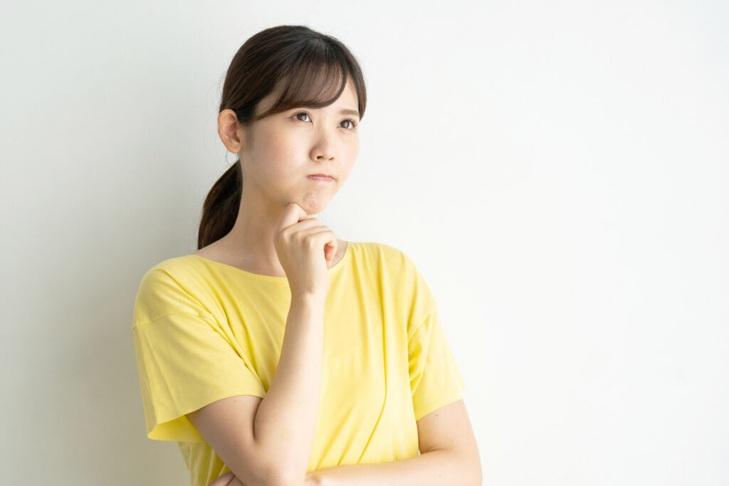 悩む女性