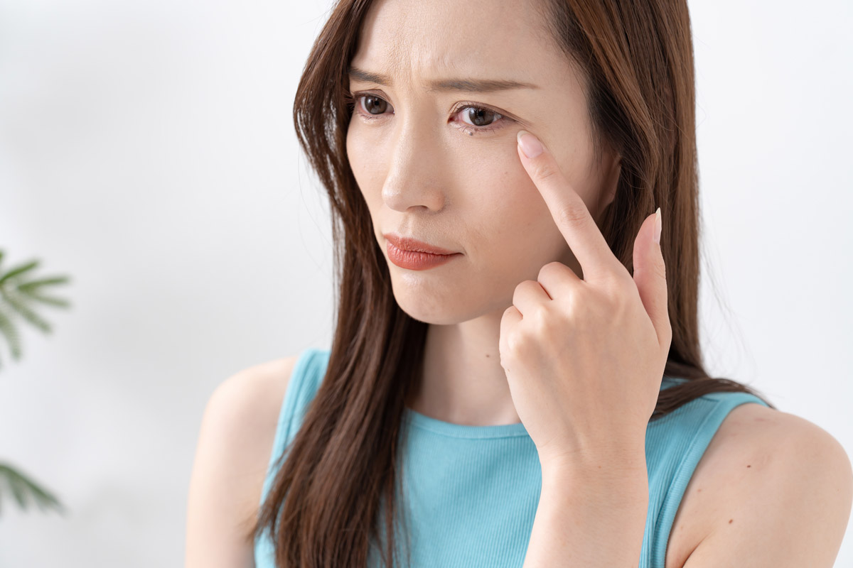 目の下のたるみ・膨らみの正体とは？｜セルフケアの限界と根本的な解決方法
